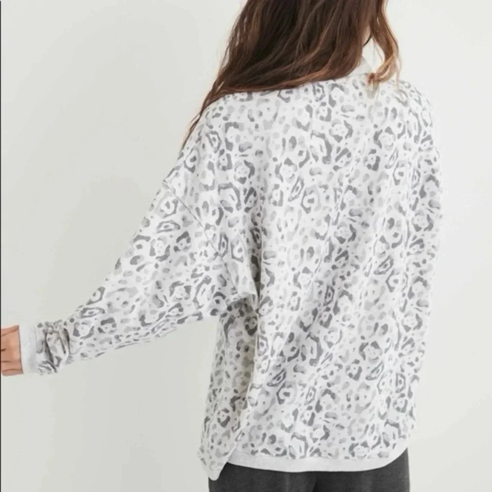 Aerie Good Vibes Oversized 1/4 Zip Grey Leopard Print Sweatshirt Size Medium - Picture 3 of 7